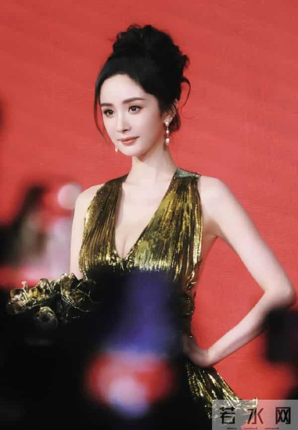 笑不活了！杨幂三亚活动被嘲讽“蚌精出街”，满身珍珠加暴露设计