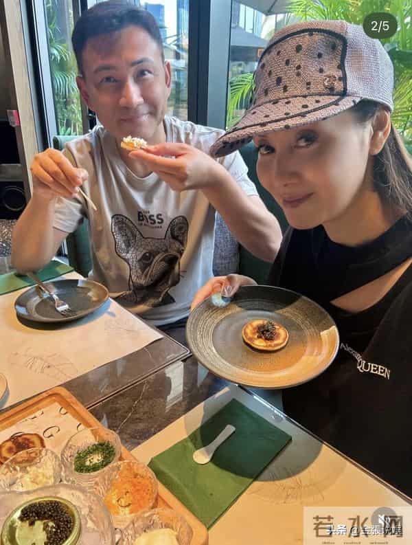 郭可盈在香港买37万国产电车,与丈夫现身提车,林文龙打扮好时尚