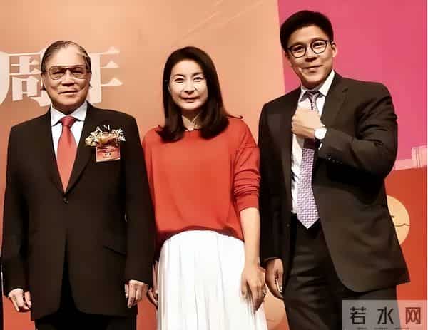 霍启刚也没想到，他79岁的父亲霍震霆，如今还能再为霍家“争光”