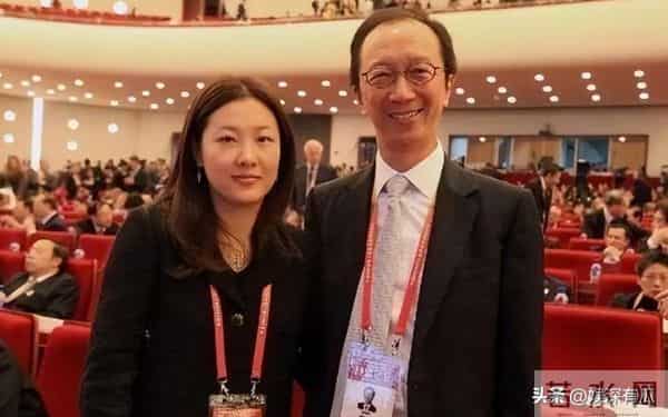 恩爱23年,73岁梁锦松逐渐变老,47岁伏明霞貌美如花