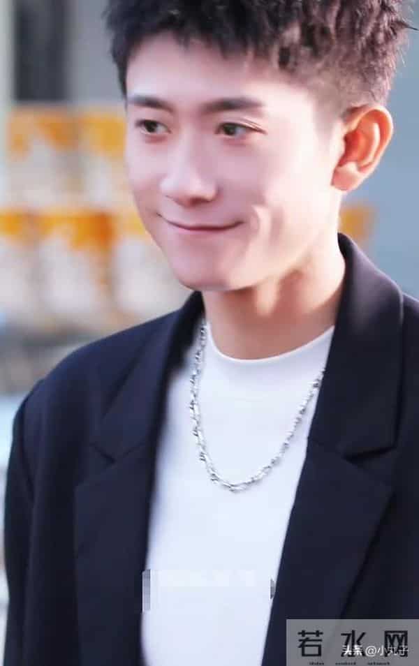 张一山竟然帅成这样了,真的好像京圈太子爷啊,一脸正气的帅!