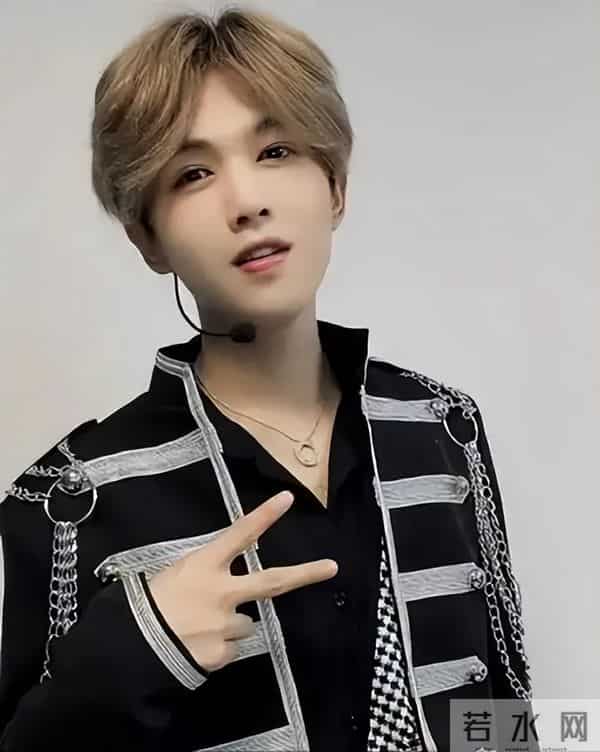 鹿哈官宣领证!8 年爱情长跑终成正果,娇妻身材火辣,夫妻相拉满