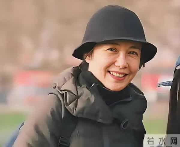 59岁蒋雯丽现状,定居国外,又瘦又老,一代女神消失不见