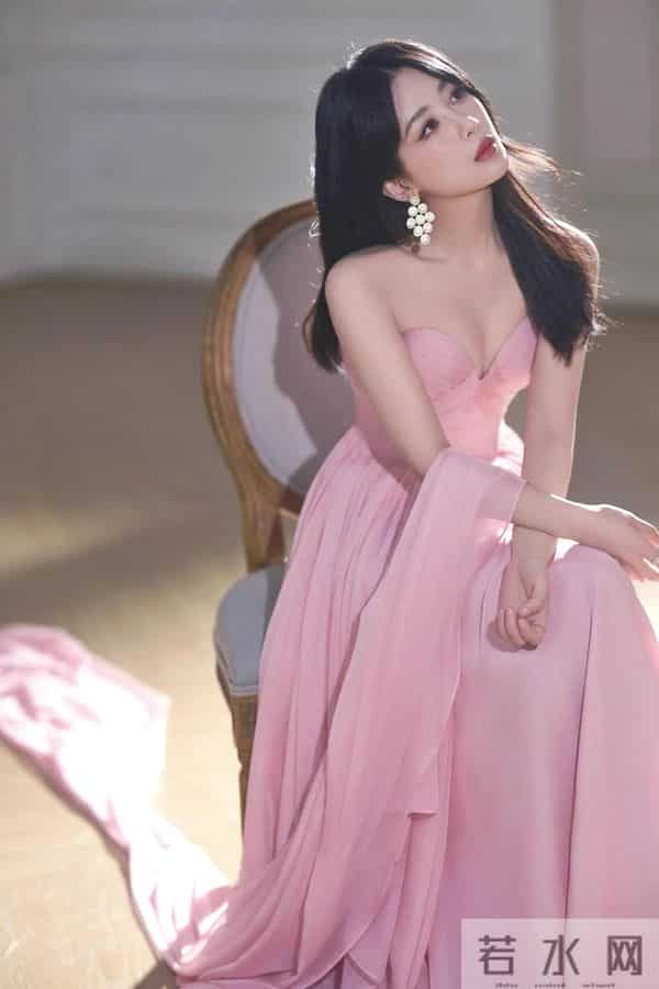 杨紫绝美写真,一袭粉色抹胸裙,甜美性感!!