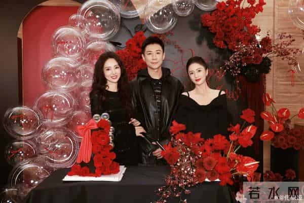 关悦为闺蜜董璇庆生，两人相识25年感情超好，两家孩子也是好朋友