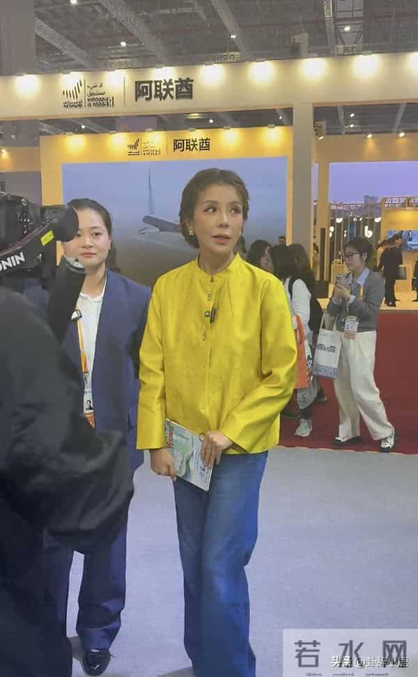 52岁朱迅现身上海进博会,穿黄色新中式上衣,尽显知性温婉与大气