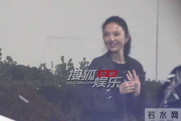 独家：董璇生日聚会张维伊照顾小酒窝 散场后夫妻牵手好甜蜜