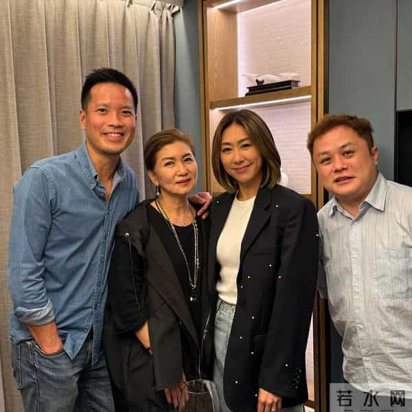 香港著名女星婚后首度宴请媒人 ，网民从合照细节引发怀孕猜测