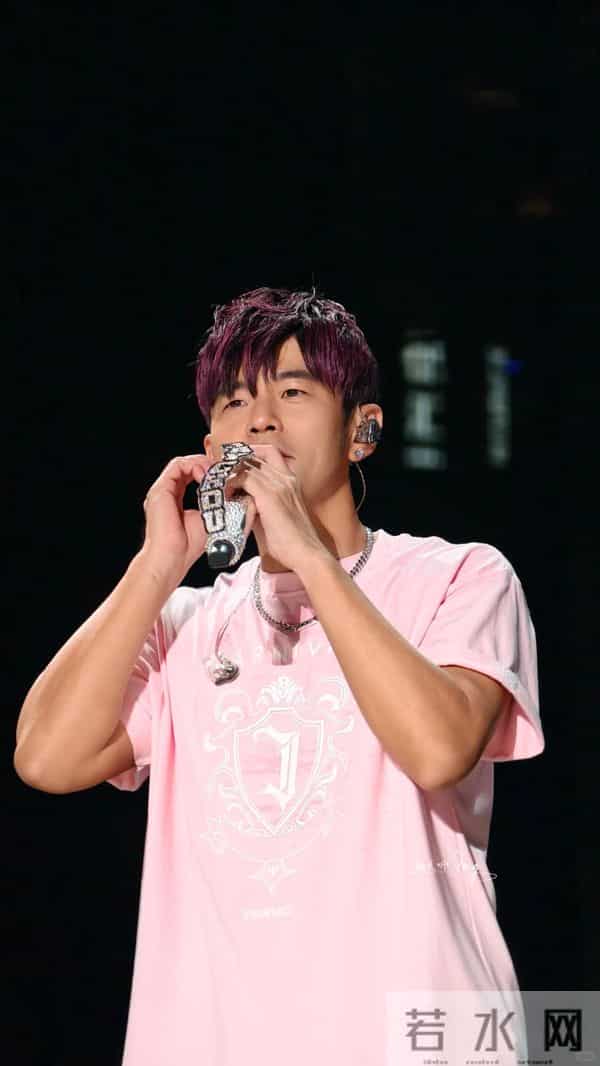 周杰伦带老婆在墨尔本,没胡子满脸褶,眼袋硕大跟半月前判若两人