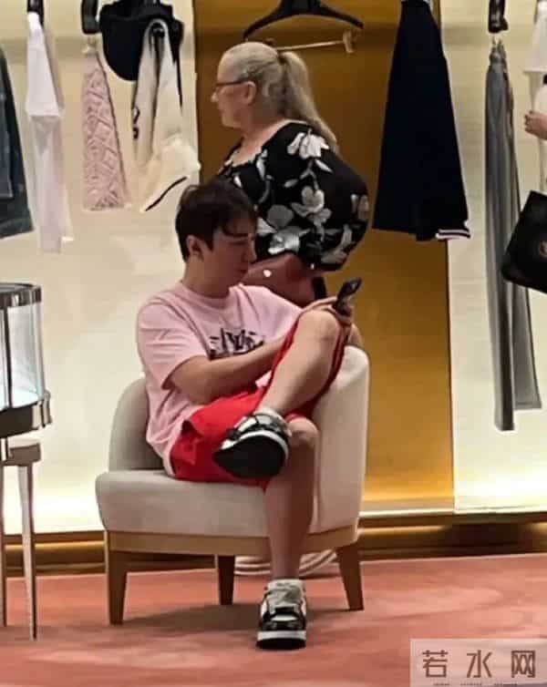 懒懒已成过去式？王思聪奢侈品店购物，一个女生直接坐在他腿上