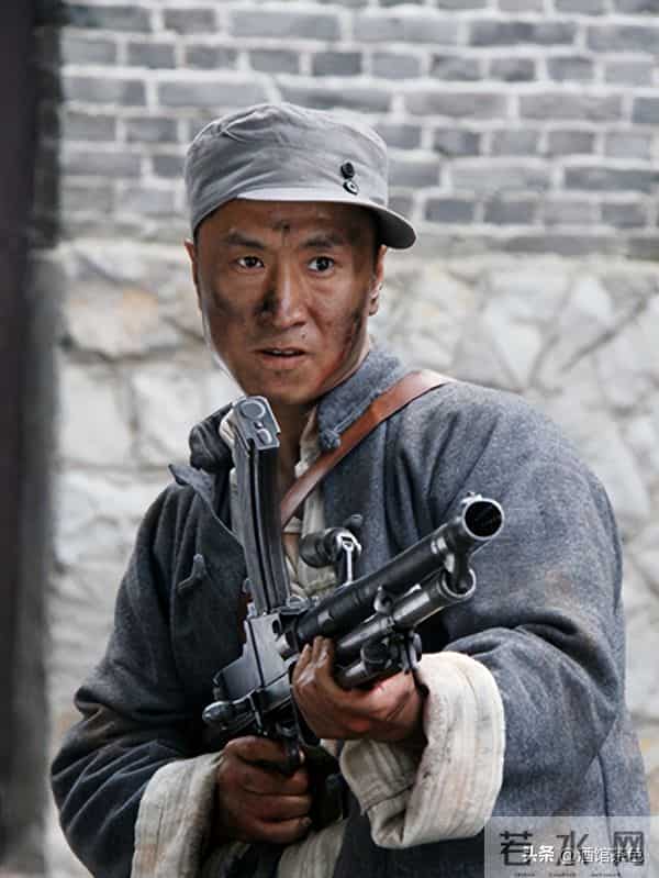 他靠《亮剑》火遍全国,如今55岁白发丛生,一身肌肉太亮眼