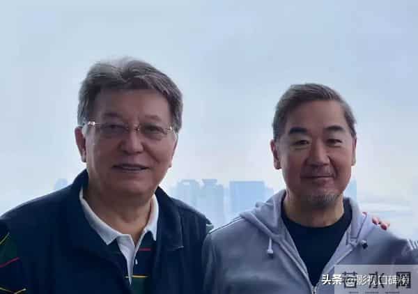 70岁张国立携妻子与友人聚餐,头顶白发老态明显,邓婕气质优雅