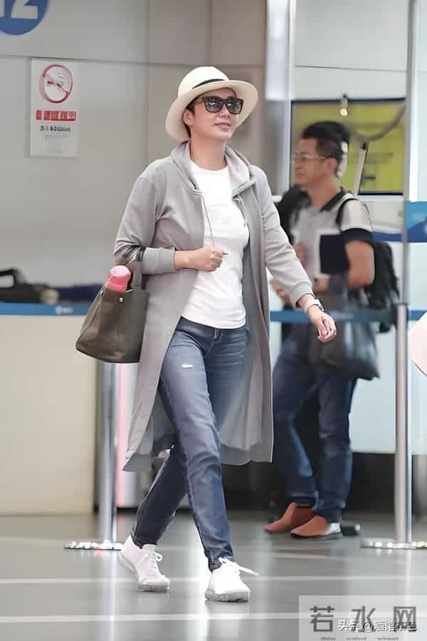 演员蒋雯丽现状:定居英国,59岁又瘦又老,网友:一代女神也老了