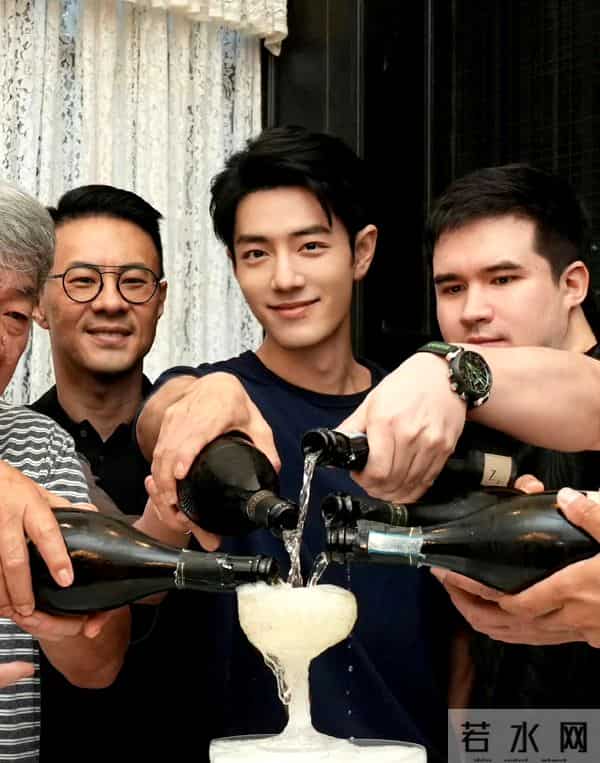 肖战合影太突出了，好像为他开了柔光~