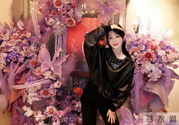 杨紫晒一家三口温馨合照庆生!站在爸妈中间备受宠爱