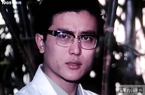 他曾是北影厂第一美男，退居幕后20年担任制片人，如今老的不敢认