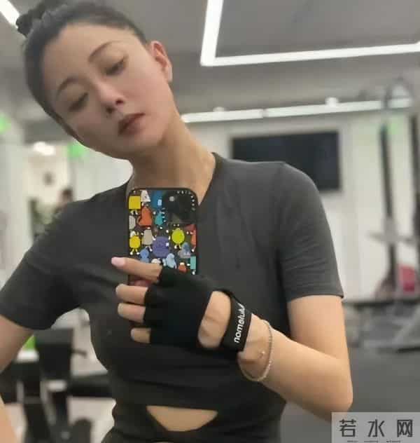 她是演员中的女富豪，豪车多的开不过来，如今45岁却活得像20岁