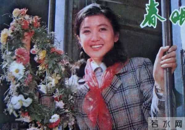 她曾是央视第一美女,赴港生子后离开央视,如今远居美国不再露面