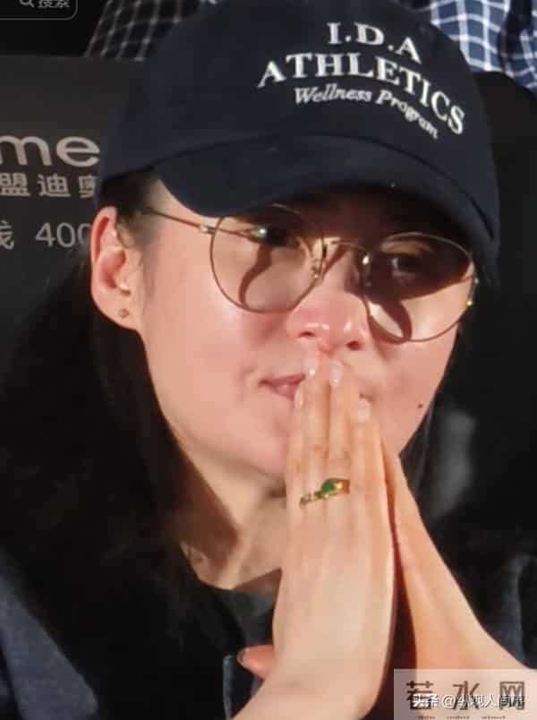 蒋勤勤素颜出席活动，双手捂脸哭红眼眶，陈建斌没安慰转头大笑