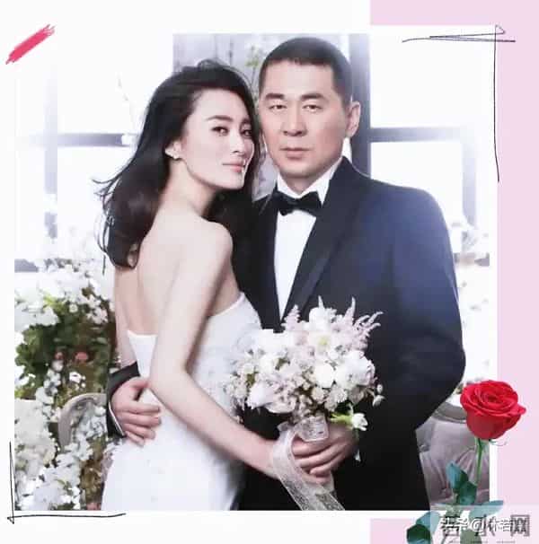 50岁蒋勤勤现身成都机场吃面,素颜皮肤白皙,打扮时髦 少女感十足