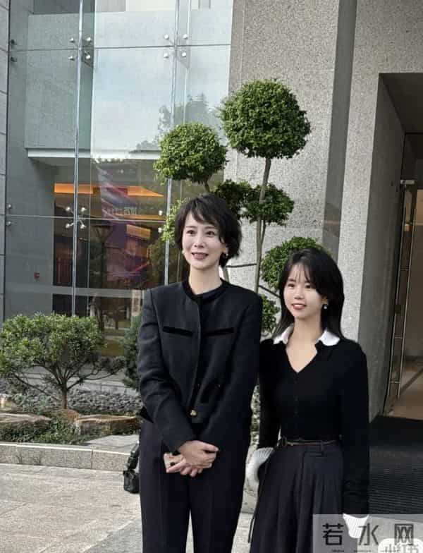 47岁海清爆瘦后大变样，剪了短发又嫩又显老，差点认不出！