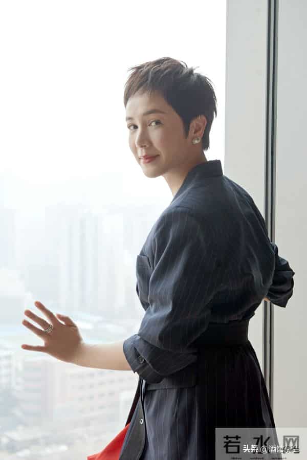 演员蒋雯丽现状:定居英国,59岁又瘦又老,网友:一代女神也老了