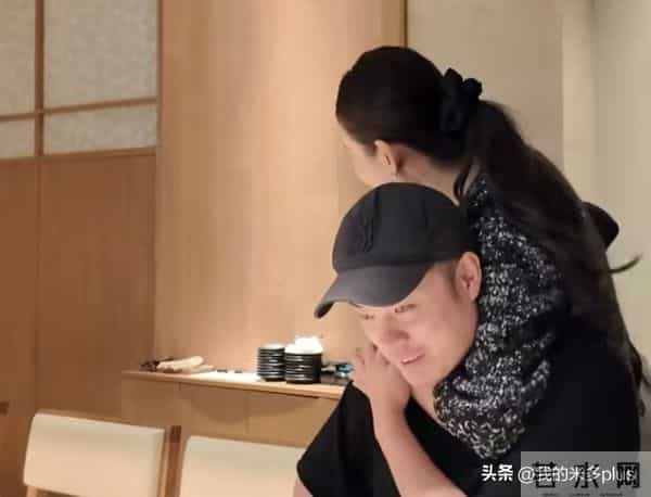 陈赫女儿9岁生日，张子萱出场撒糖，婆婆一脸慈爱，五口人超幸福