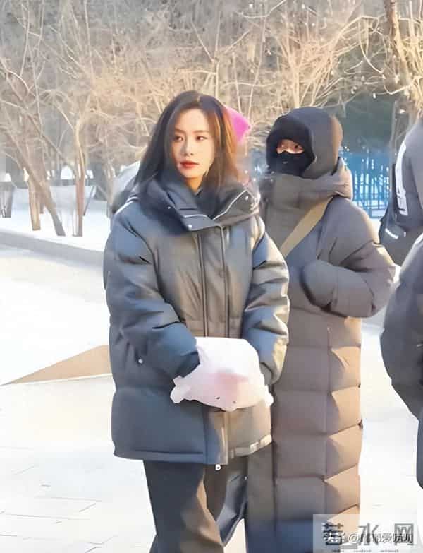 刘诗诗哈尔滨被偶遇,羽绒服搭配棉裤保暖又时髦,37岁仍美得发光