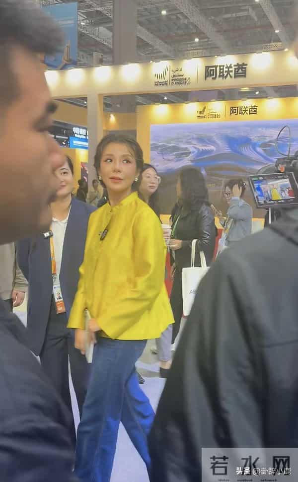 52岁朱迅现身上海进博会,穿黄色新中式上衣,尽显知性温婉与大气