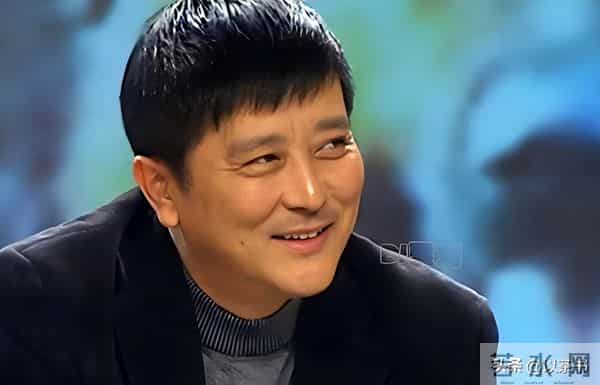 他曾是北影厂第一美男，退居幕后20年担任制片人，如今老的不敢认