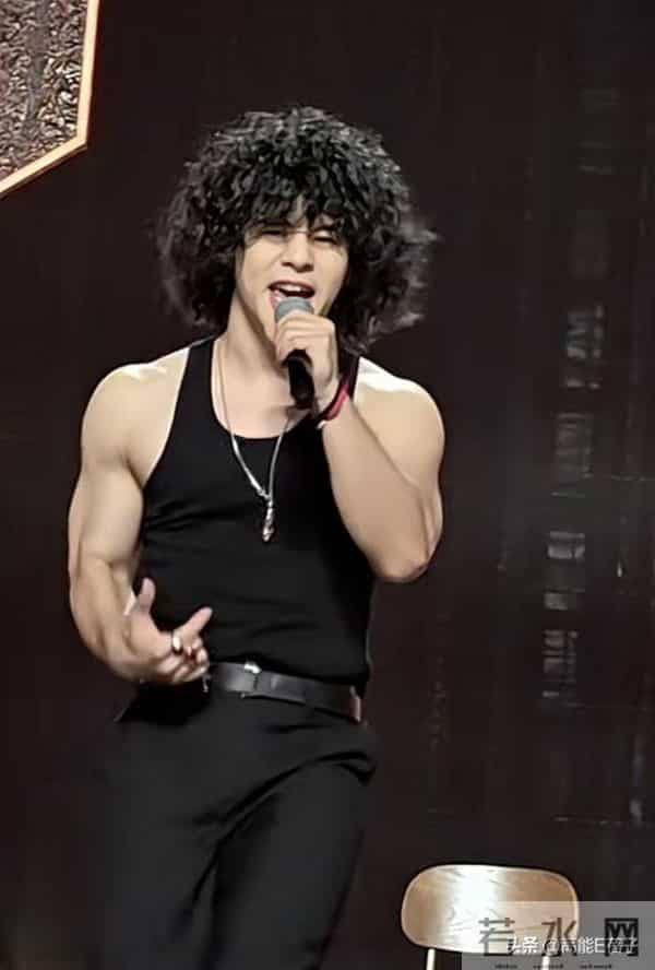 他曾因长胖被嘲,减肥变爆炸头帅哥,今成谢霆锋师弟猛晒腹肌!