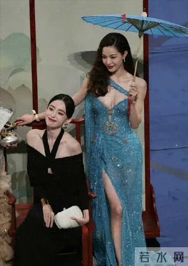 感觉钟楚曦衣服都要掉了，但是一脸镇定，都看不到旁边的古力娜扎