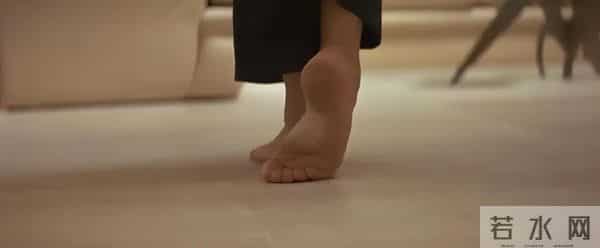 炸!顶流导演被爆骚扰多位女星,曾花7万块在夜店舔女招待的脚?