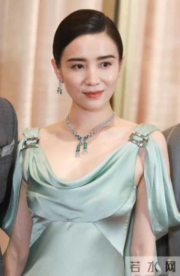 人民日报“点名”刚1个月，宋佳因一个举动，再令所有人刮目相看