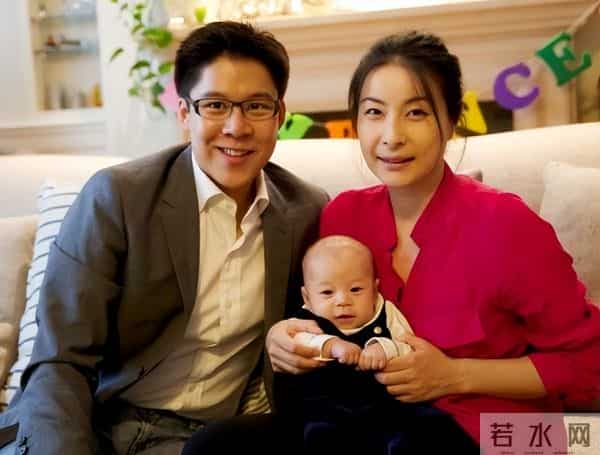 霍启刚也没想到，他79岁的父亲霍震霆，如今还能再为霍家“争光”