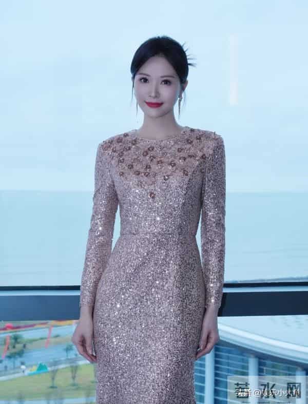 央视主持人谢映玲分享立冬美照,穿蓝色西服套装简约大气好漂亮