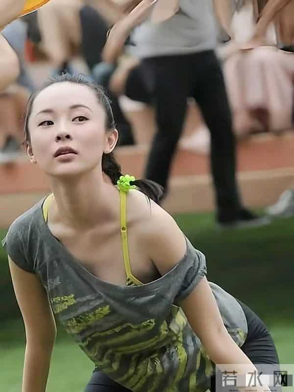 霍思燕这件衣服太宽松了吧,练个瑜伽都快走光了,是故意的吧