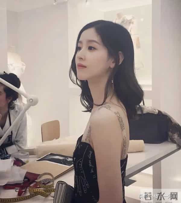 章泽天烫发翻车后 听劝拉直笑容灿烂 和刘强东同框不再唯唯诺诺