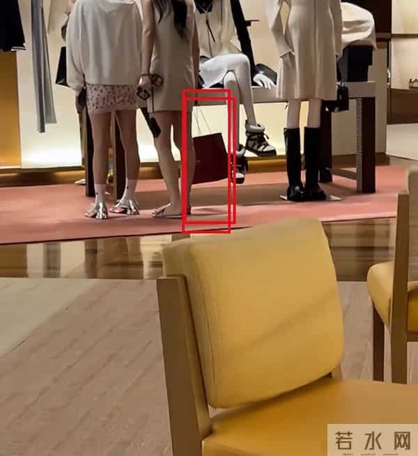 懒懒已成过去式？王思聪奢侈品店购物，一个女生直接坐在他腿上