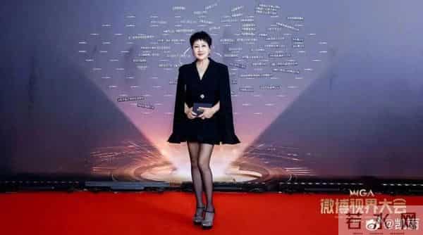 63岁张凯丽“穿黑丝”亮相引热议, 本人回应- 年龄阻挡不了追求美的脚步