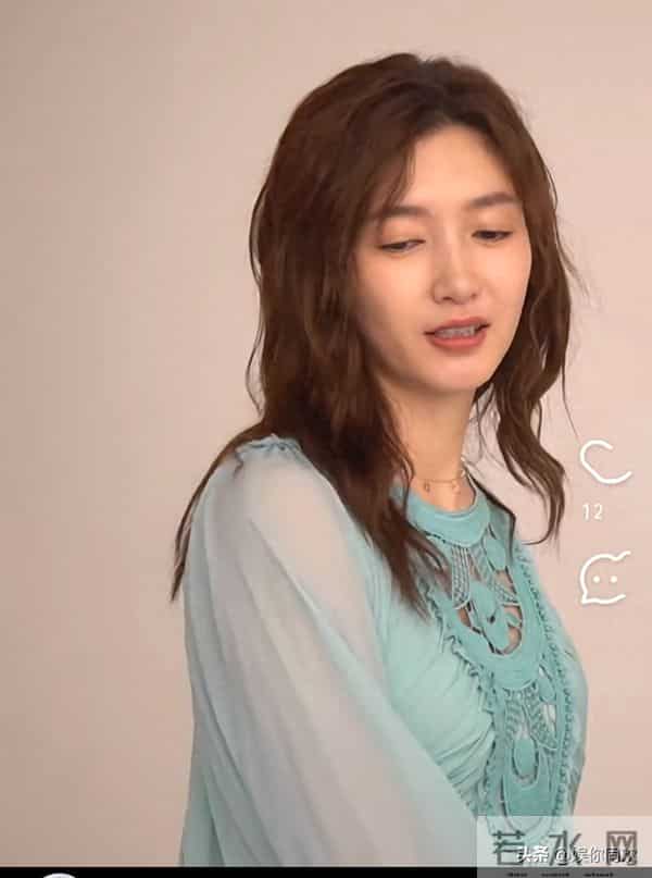 江疏影穿土蓝色薄纱裙拍写真,完全没有了顾漫妮的滤镜,老了很多