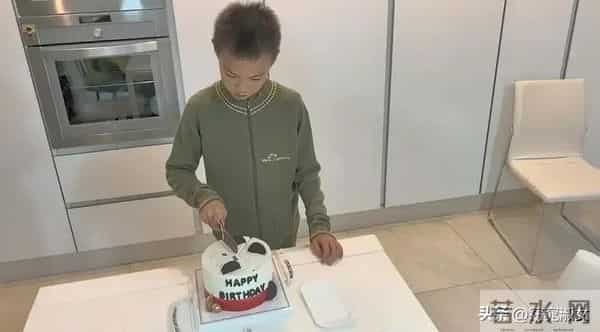 林丹西班牙为儿子庆生，染白发苍老比谢杏芳瘦小，9岁小羽像妈妈