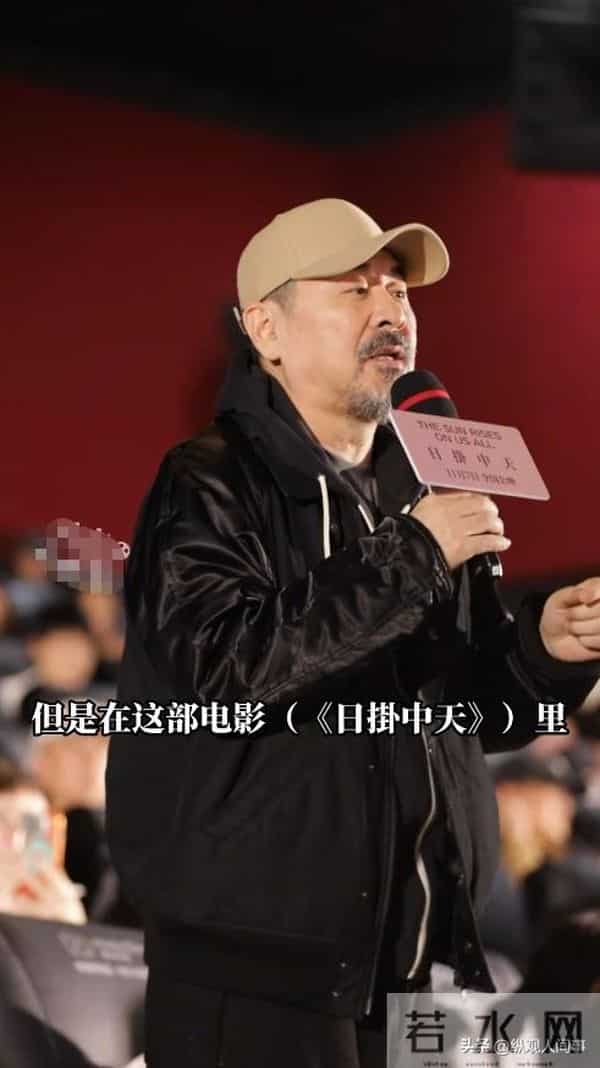 蒋勤勤素颜出席活动，双手捂脸哭红眼眶，陈建斌没安慰转头大笑