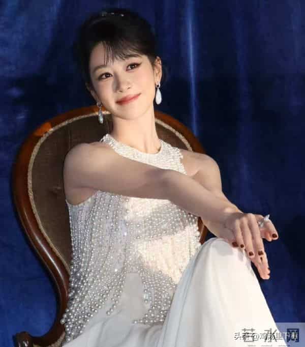 杨紫喊停“老师”称呼：娱乐圈的客套话该降温了？