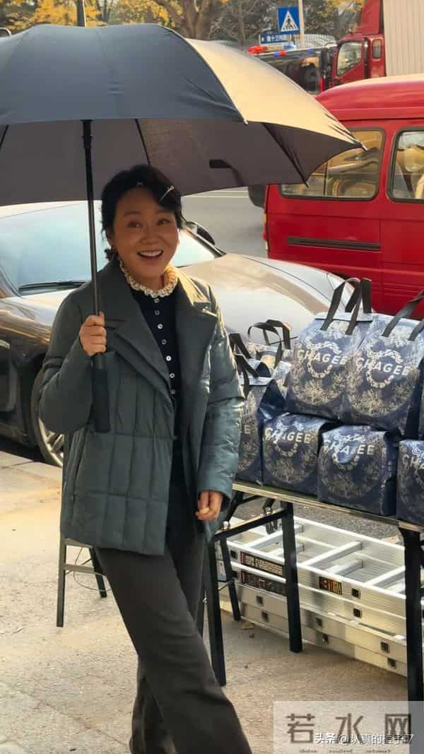 网友沈阳街头偶遇闫妮,穿搭接地气互动亲切无架子,也太亲切了吧