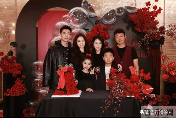 佟丽娅关悦争儿媳大战 两人拒不同框 佟大为被迫合影 董璇早选好女婿