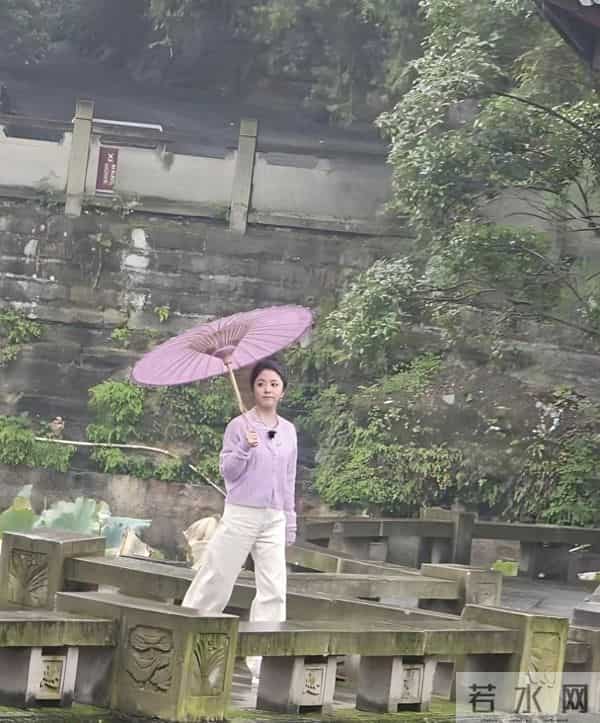 谭松韵回泸州老家录综艺，穿香芋紫的她娇小又甜美，一点不像35岁