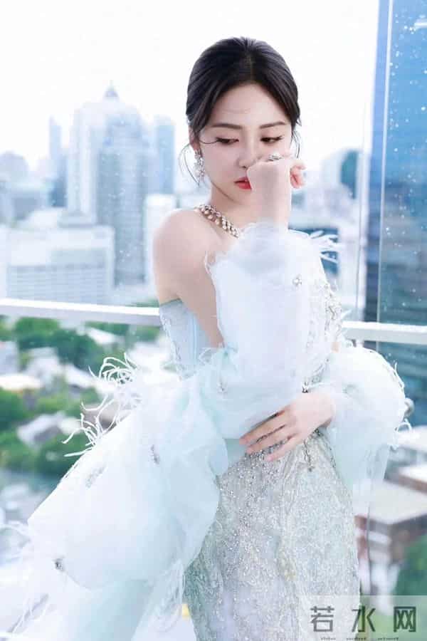 沈月一袭抹胸白色礼服裙，好美好惊艳