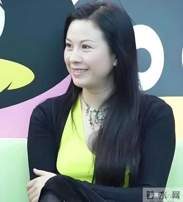 她曾力压王菲、惊艳春晚,却因投资失败成穷光蛋,如今老到认不出