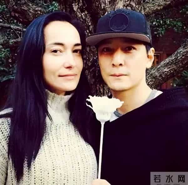 吴彦祖晒47岁老婆素颜合照，惊呆网友！男方曾称近10年没夫妻同房